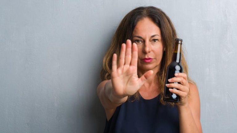 Álcool e Perimenopausa: Um Brinde que Merece Atenção Redobrada. - Dr. Carlos Moraes - Ginecologista e Obstetra - Morumbi e Osasco - SP